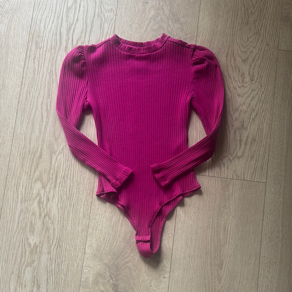 FARM RIO Ribbed Long Sleeve Bodysuit in Pink